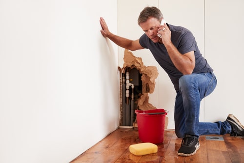 Man calling Miami emergency plumbing expert about flooding